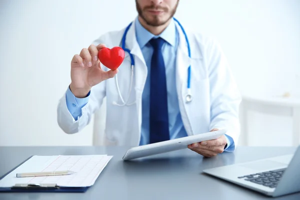 Homme Médecin Travail Dans Bureau Clinique — Photo