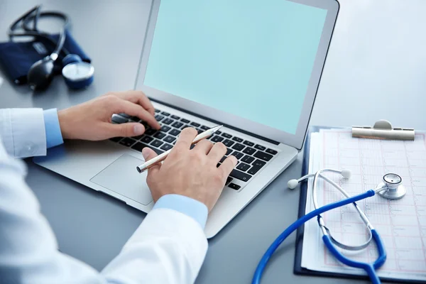 Mannelijke arts aan het werk in de kliniek office — Stockfoto