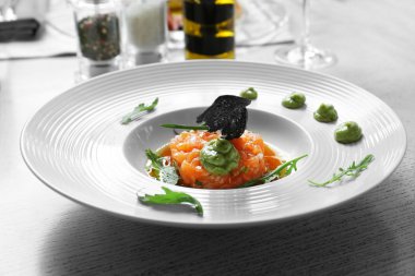 Beyaz tabakta soslu lezzetli kırmızı balık