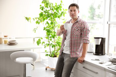 Mutfakta kahve ile yakışıklı adam