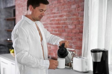 Yakışıklı işadamı sabah kahve yapma