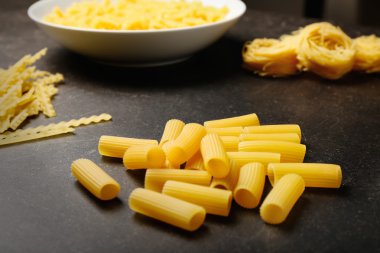 Gri masada rigatoni makarna Makinası