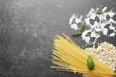 Kuru spagetti makarna un ve yulaf gri tablo ile