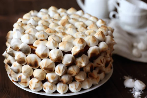 Gâteau savoureux décoré avec guimauve sur table en bois — Photo