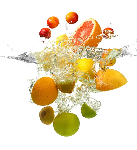 Fruits tombant dans l'eau sur fond blanc — Photo