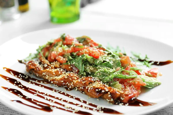 Plaka ile lezzetli Tavuk salatası Cafe ahşap tablo — Stok fotoğraf