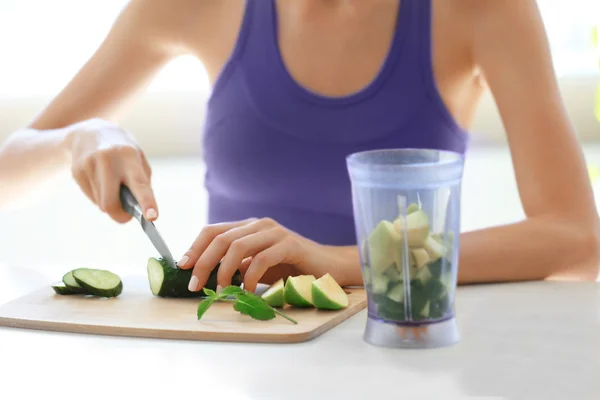 Chica cortar verduras — Foto de Stock