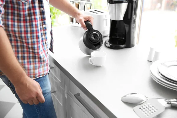 Adam mutfakta kahve yapma — Stok fotoğraf