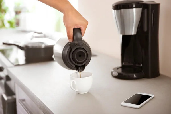 Het maken van koffie in de ochtend in de keuken — Stockfoto