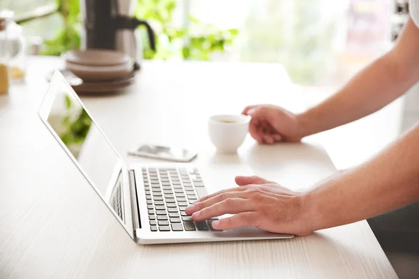 Mann arbeitet am Laptop — Stockfoto