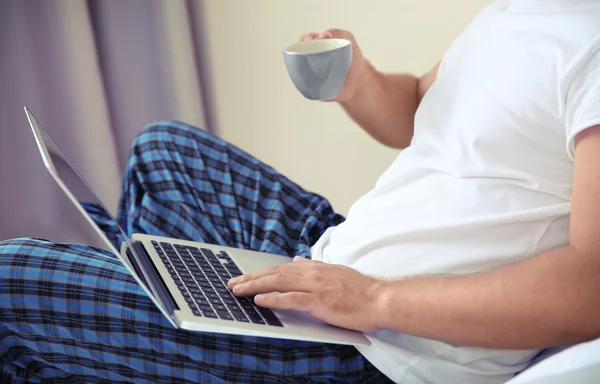 Hombre con taza de café —  Fotos de Stock