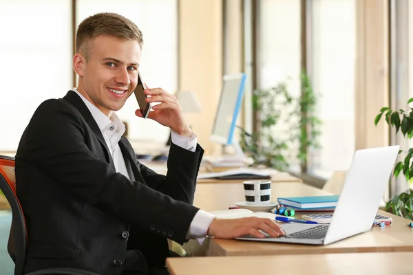 Jonge Man Praten Mobiel Werken Laptop Kantoor — Stockfoto