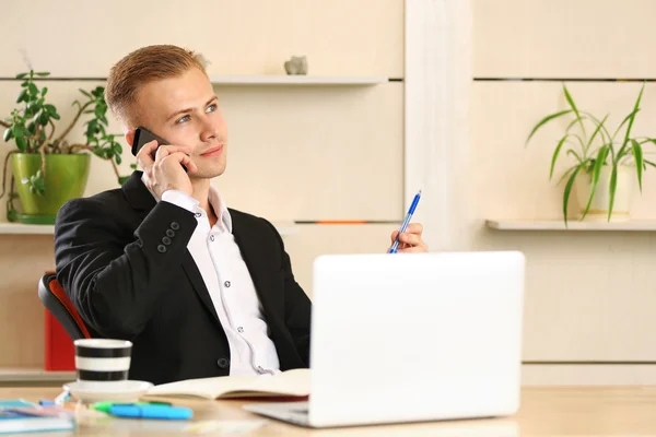 Jonge Man Praten Mobiel Werken Laptop Kantoor — Stockfoto