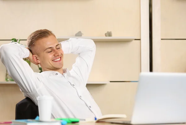 Homem Feliz Sentado Mesa Com Laptop Escritório — Fotografia de Stock