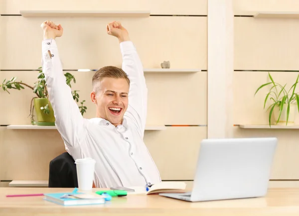 Hombre Feliz Sentado Mesa Con Ordenador Portátil Oficina —  Fotos de Stock