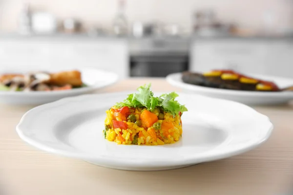 Mutfak masasında, closeup tabakta lezzetli risotto — Stok fotoğraf