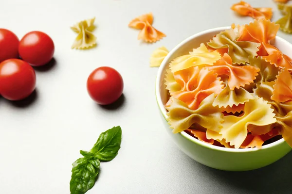 Teller mit Farfalle Nudeln und Tomaten auf dem Tisch — Stockfoto