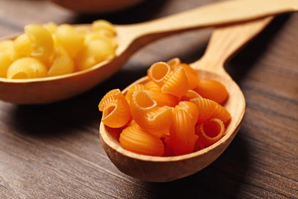 Pasta in cucchiaio di legno — Foto Stock