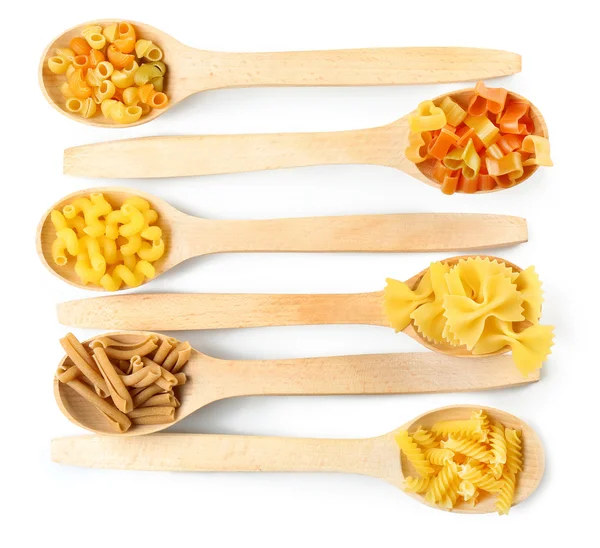 Cucchiai di legno con pasta — Foto Stock