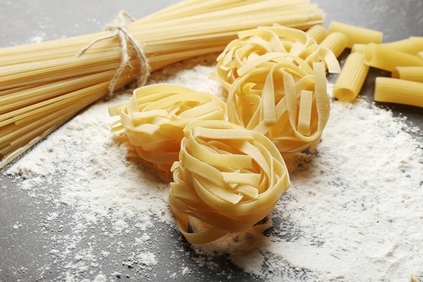 Olika torra pastaprodukter — Stockfoto