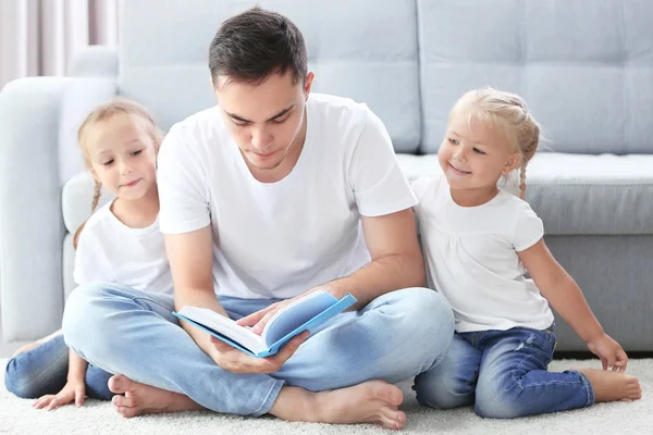 Padre Feliz Con Hijas Leyendo Libro —  Fotos de Stock