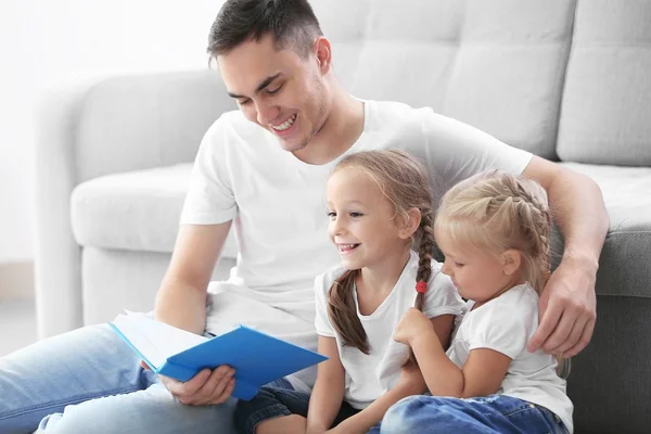 Buon Padre Con Figlie Che Leggono Libro — Foto Stock