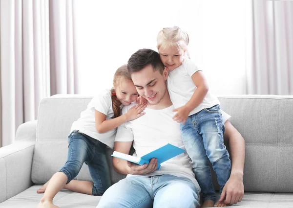 Padre Feliz Con Hijas Leyendo Libro — Foto de Stock