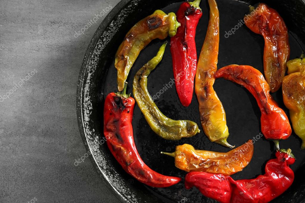 Чёрный перец жарит сразу двух негритосок Чёрный перец жарит сразу двух негритосок
