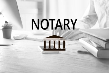 Noter. Kapalı bilgisayarda çalışarak iş adamı