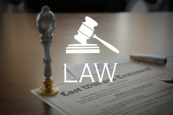 法律。金属印章和公证人桌上的文件 — 图库照片
