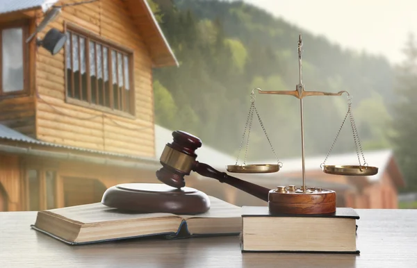 Gavel on blurred house background — Stock Photo, Image