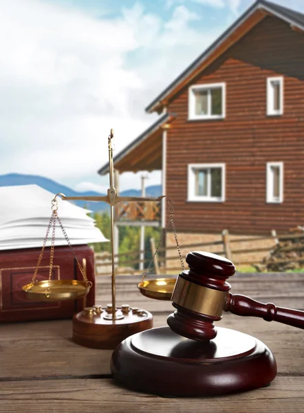 Hamer op de houten huis achtergrond — Stockfoto