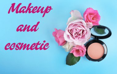 Blusher ve arka planda çiçekler