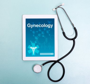 Mavi arka plan üzerinde stetoskop tıbbi tabletiyle. Kadın hastalıkları kavramı