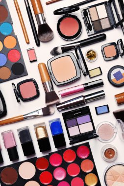 beyaz zemin üzerine Dekoratif kozmetik