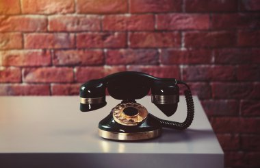 Masadaki eski telefon.
