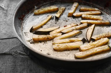 Patlıcan tava üzerinde