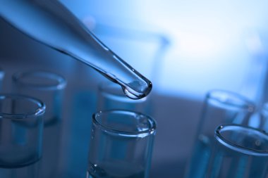 Damlalık bırakarak su