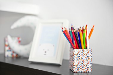 Çocuk odası iç detay olarak duvarda dekoratif raf