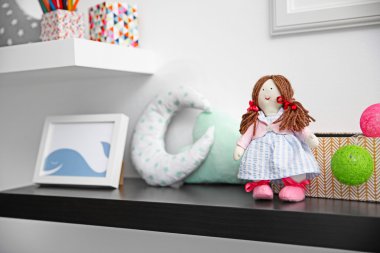 Çocuk odası iç detay olarak duvarda dekoratif raflar