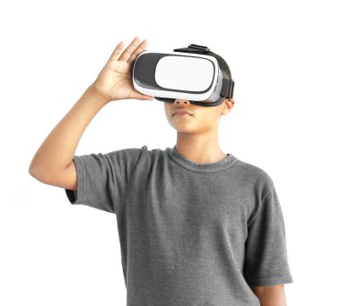 çocuk sanal gerçeklik gözlüğü takıyor.