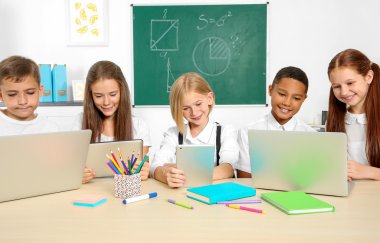 Dizüstü ve tablet bilgisayarlar ile sınıfta otururken okul