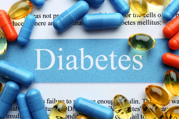 Slovo diabetes a prášky, closeup — Stock fotografie