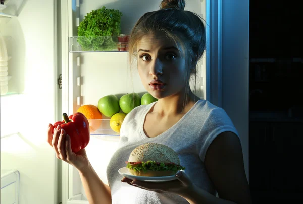 Schönes Mädchen Das Nachts Pfeffer Und Sandwich Isst Ungesundes Ernährungskonzept — Stockfoto