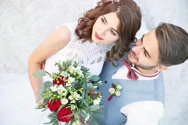 Braut und Bräutigam am Hochzeitstag — Stockfoto