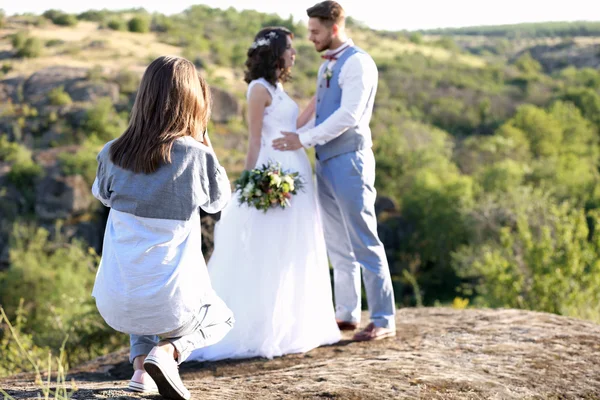Svatební Fotograf Pořízení Fotografie Nevěsty Ženicha — Stock fotografie