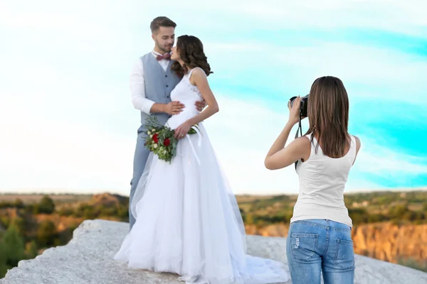 Esküvői Fotós Fénykép Menyasszony Vőlegény — Stock Fotó