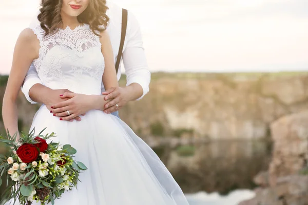 Braut und Bräutigam am Hochzeitstag — Stockfoto