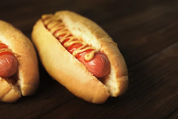 Pyszne hot dogi na drewniane tła — Zdjęcie stockowe