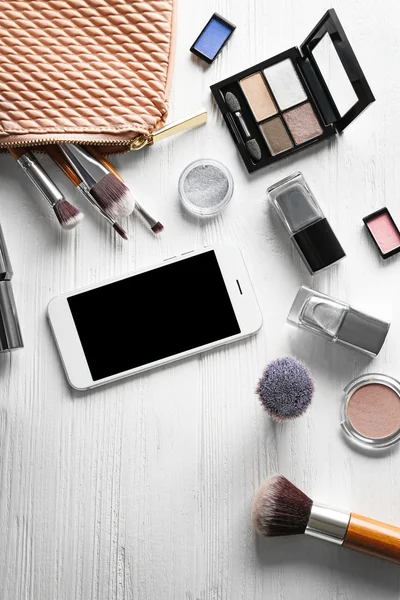 Telefono e cosmetici sfondo — Foto Stock